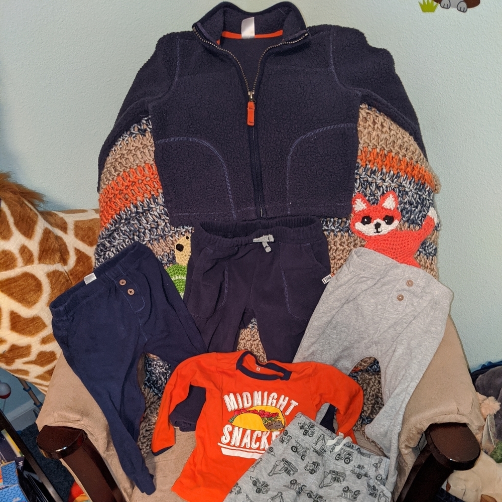 **SOLD**Carter's Baby Bundle 5 Pants & 2 Tops 24mo